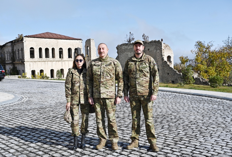 İlham Əliyev xanımı və oğlu ilə birlikdə Şuşada - FOTOLAR