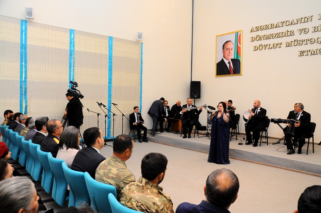 Naftalanda Zəfər Günü təntətəsi - FOTOLAR 