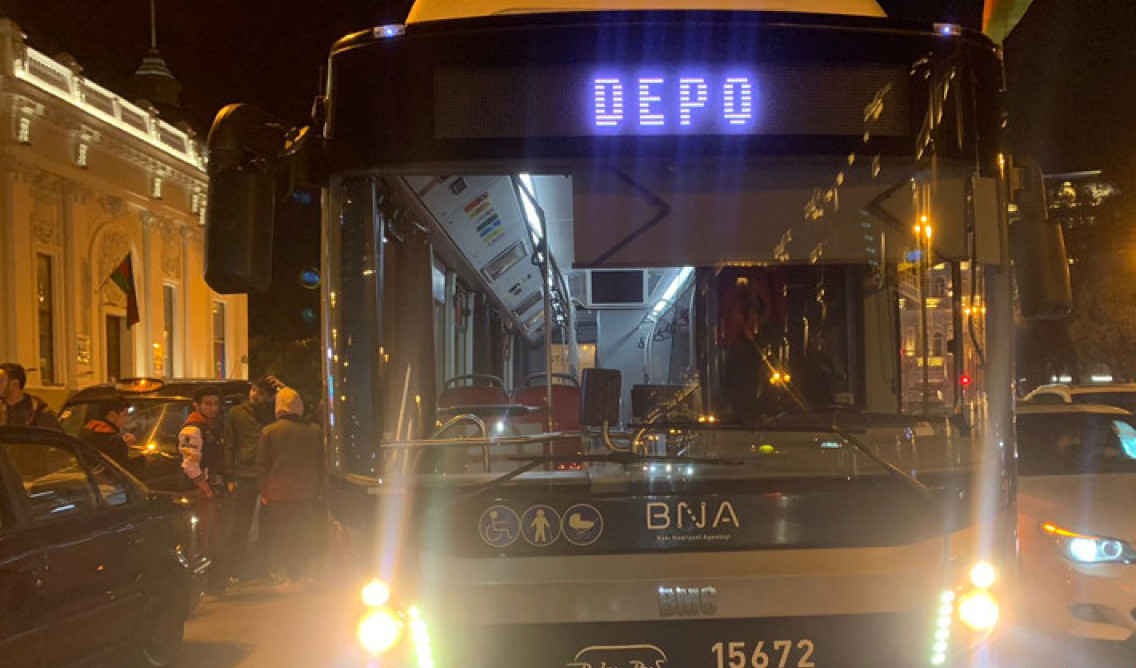 “BakuBus”un avtobusu qəzaya düşdü