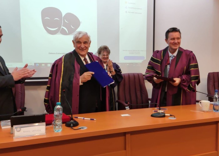 Kamal Abdullaya Rumıniyada Fəxri doktor adı təqdim olundu