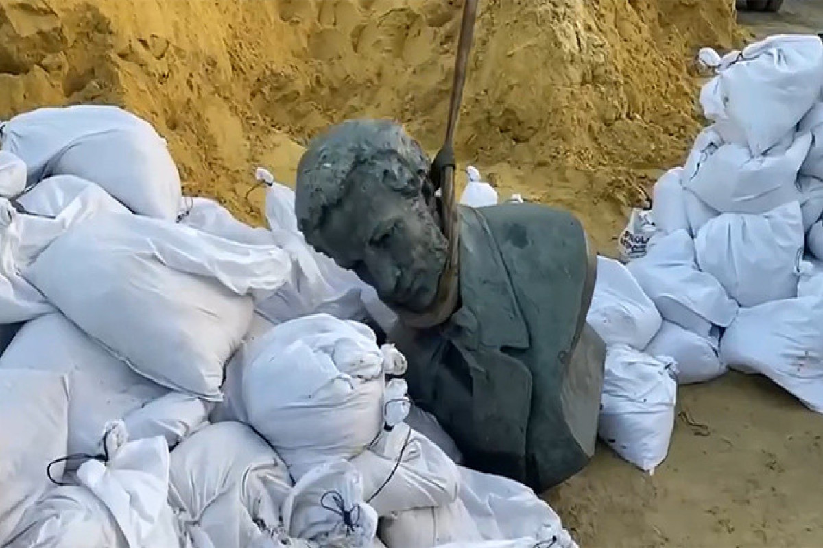 Puşkinin Xarkovdakı büstü söküldü