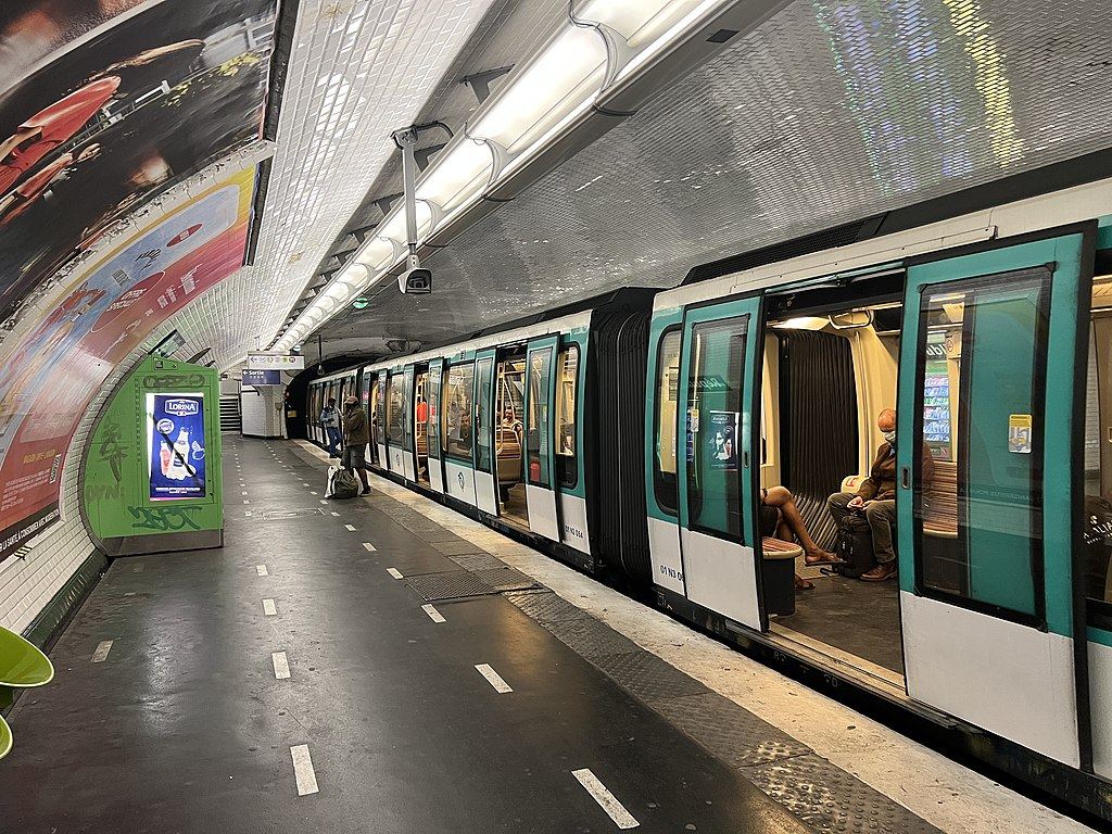 Parisdə 30-dan çox metrostansiya bağlandı