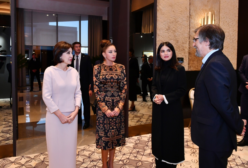 Mehriban Əliyeva “Özbəkistanın rəngləri” adlı sərgidə - FOTOLAR
