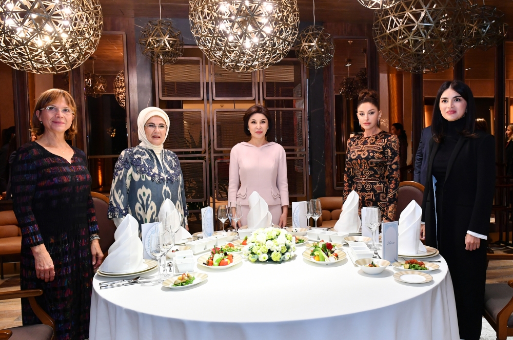 Birinci xanımlar şam yeməyində - FOTO