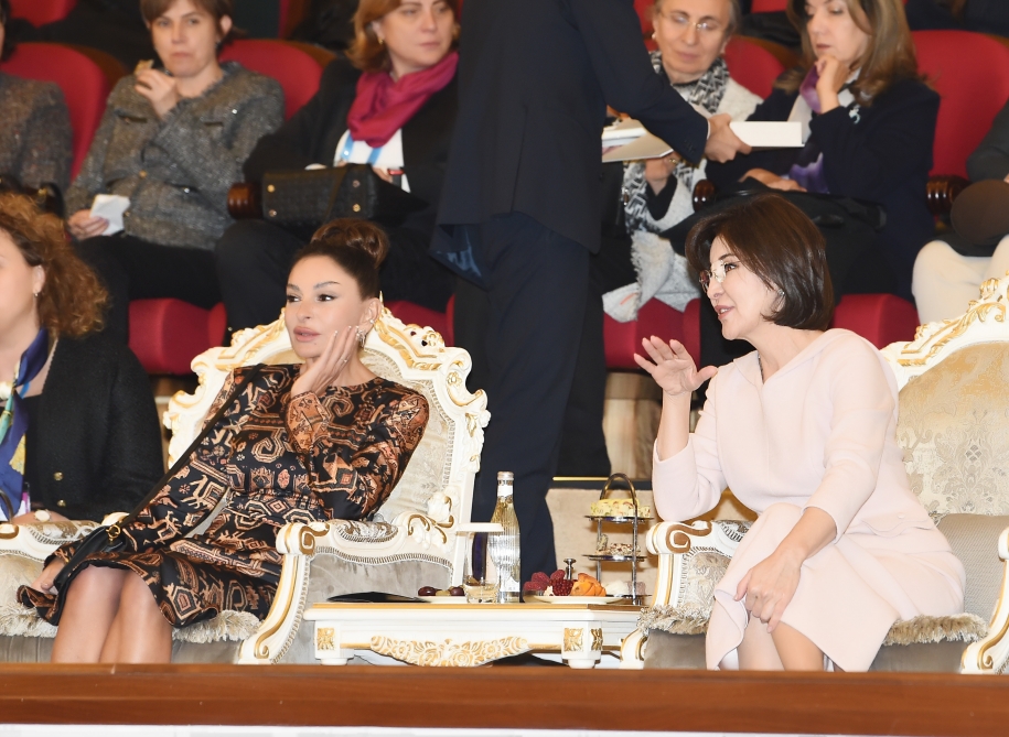 Mehriban Əliyeva “Lazgi” baletinə baxdı - FOTO