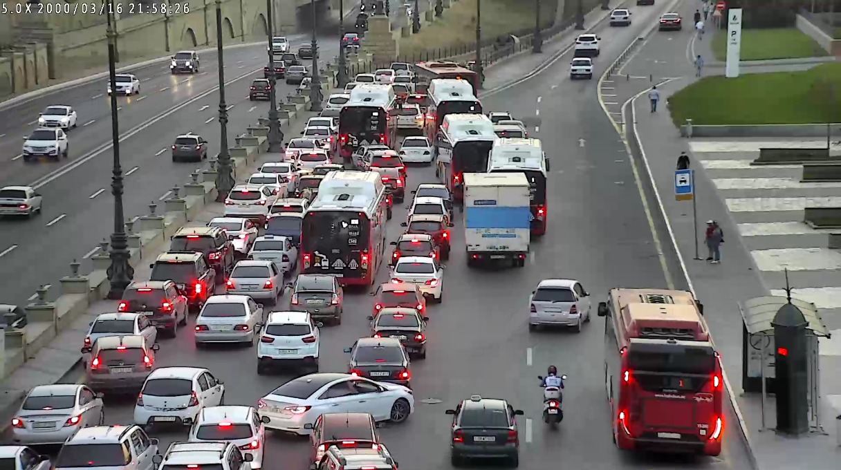 153 avtobus tıxacda qalıb
