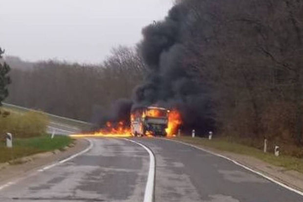 Mitinq iştirakçılarının avtobusu yandı
