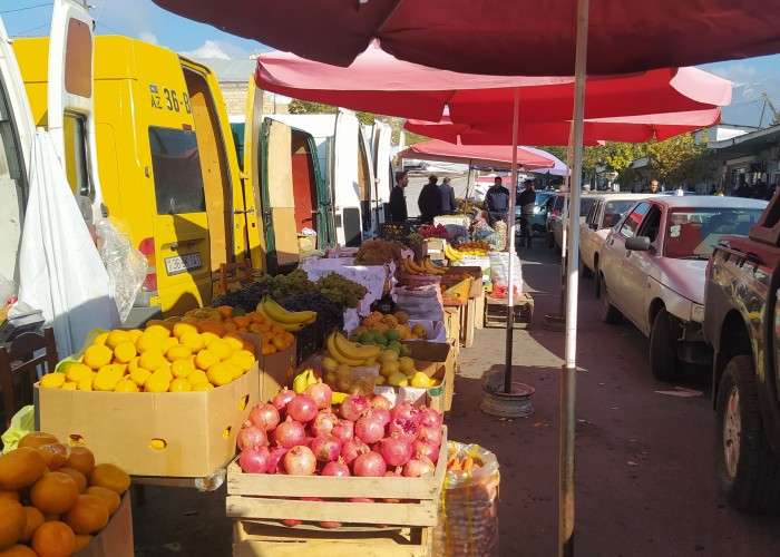 Polis küçə ticarəti ilə məşğul olanları CƏRİMƏLƏDİ
