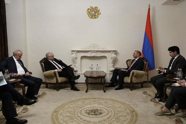 Qriqoryan Lavrovun nümayəndəsi ilə görüşdü 