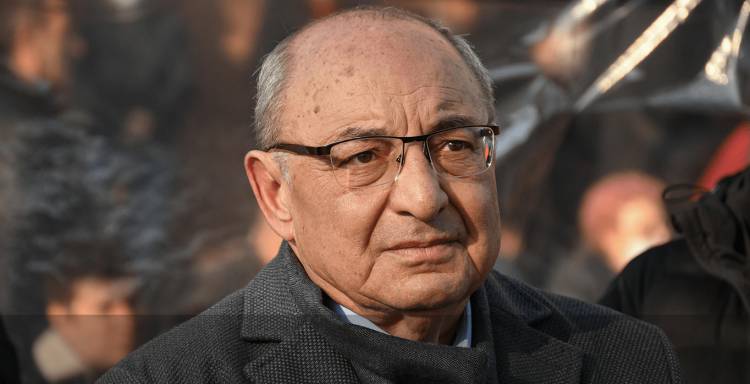 Ermənistanın keçmiş baş nazirini qızına görə qınadılar