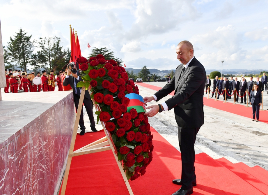 Prezident “Mother Albaniya” abidəsini ziyarət edib - FOTOLAR