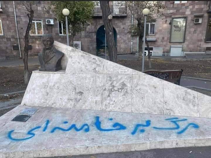 Ermənistanda Njdenin heykəlinə “Xamneiyə ölüm” yazdılar