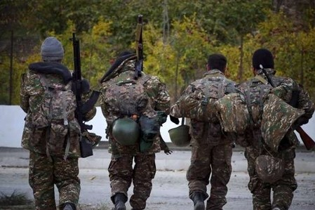 Ermənistanda komandir və üç zabit SAXLANILDI
