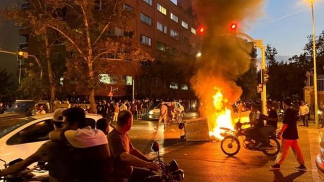 İranda etirazçılar generalı ÖLDÜRDÜ