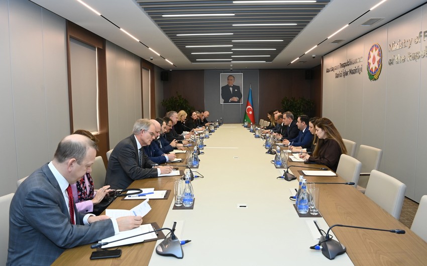 XİN başçısı xüsusi elçi ilə müzakirə apardı