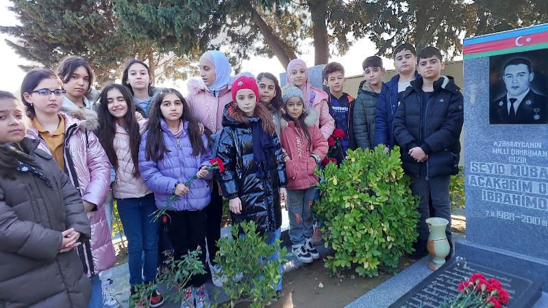 Şagirdlər İkinci Fəxri Xiyabanı ziyarət ediblər - FOTOLAR