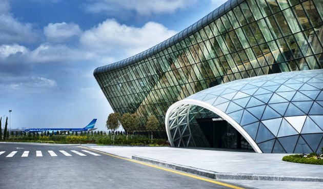 Aeroportda silahlı şəxs ələ keçirildi
