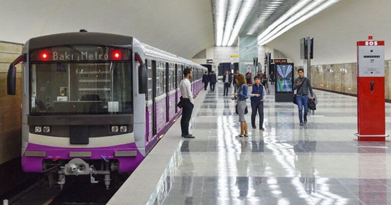 Metroda sərnişinlərin telefonlarını oğurladılar - FOTO