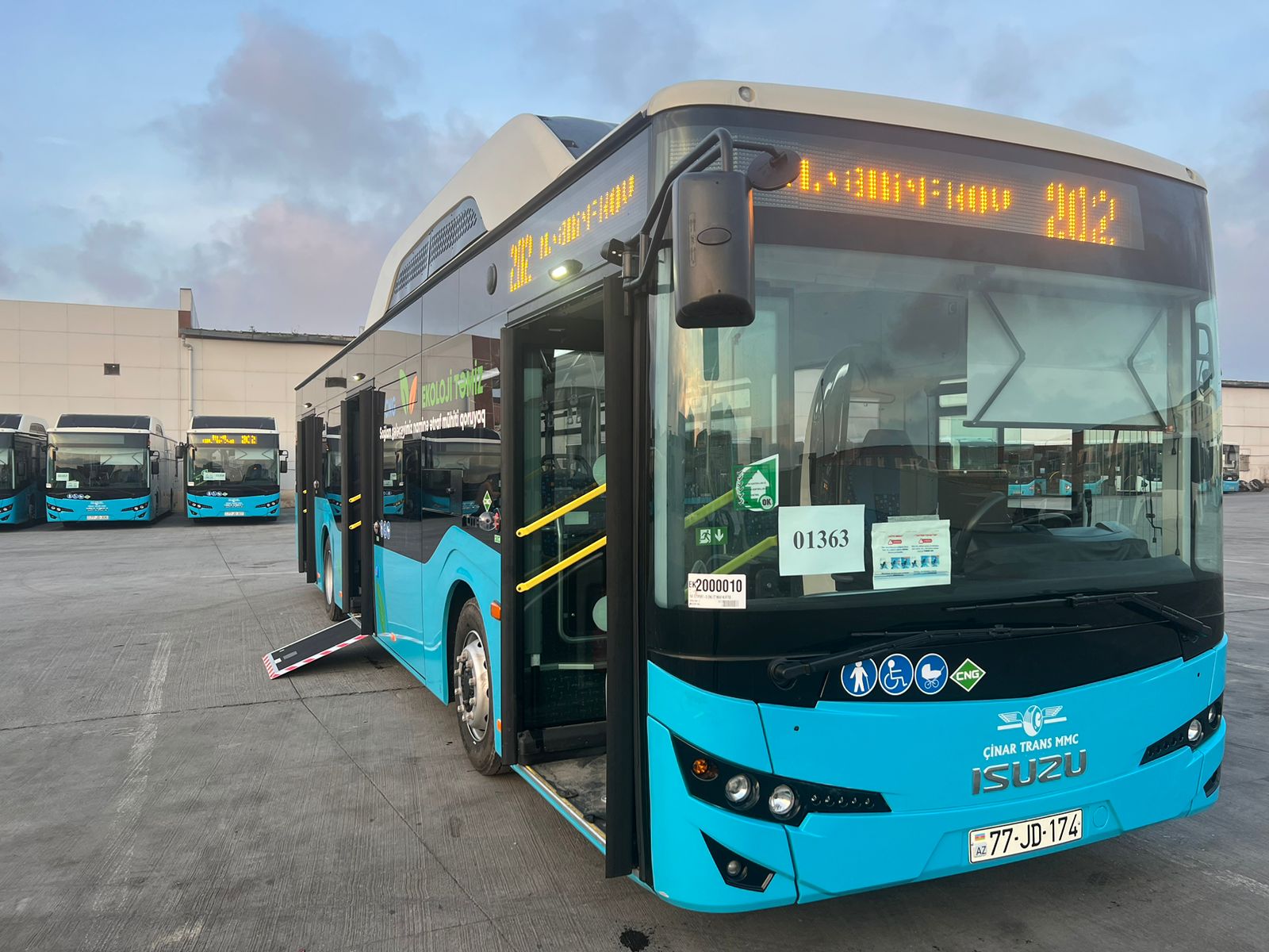 Bakıya 12 metrlik avtobuslar gətirildi - VİDEO