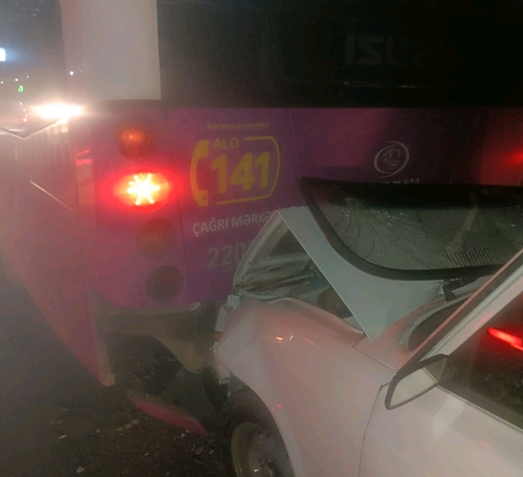 Bakıda sərnişin avtobusu qəzaya düşdü 