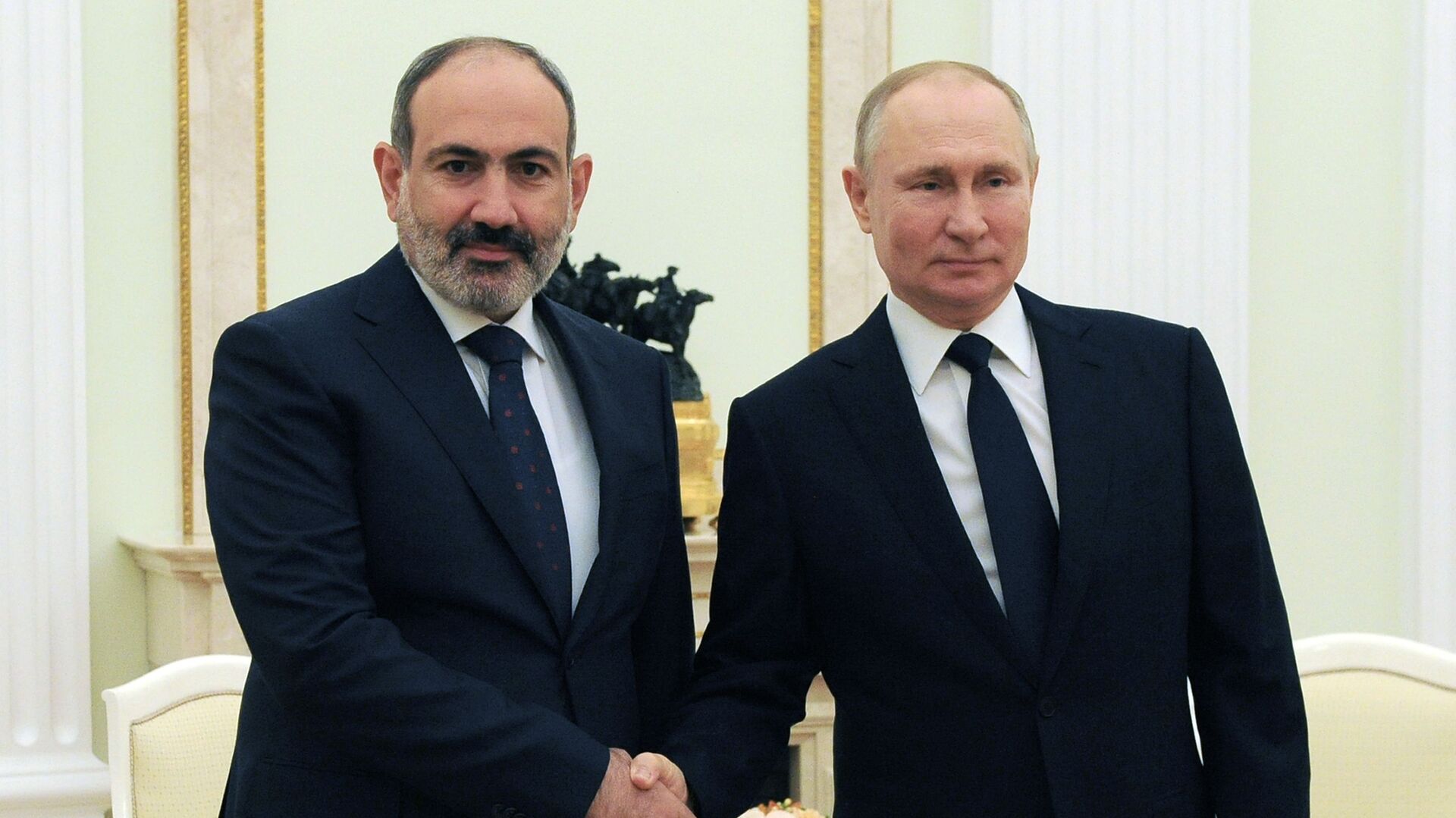Putinin Paşinyanla görüşü başladı