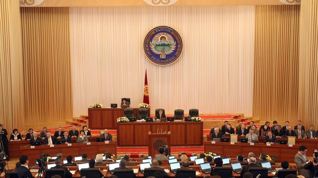Yanğına görə parlament binası boşaldıldı