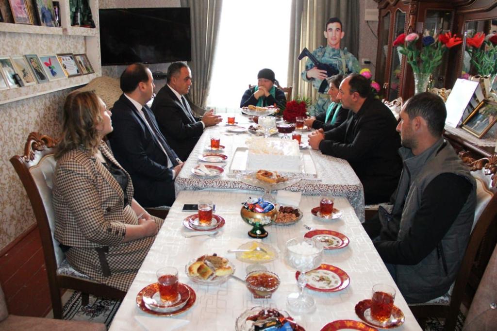 İcra başçısı şəhid ailəsini ziyarət etdi
