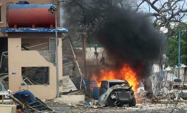 Somalidə dövlət rəsmilərinin qaldığı hotelə hücum edildi - Nazir yaralandı 