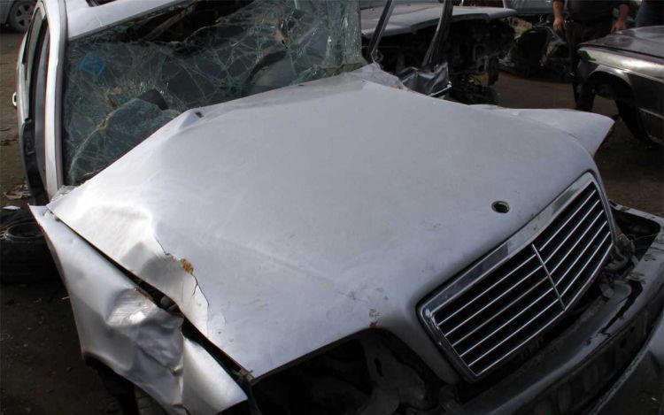 “Mercedes” qaz borusuna çırpılıb