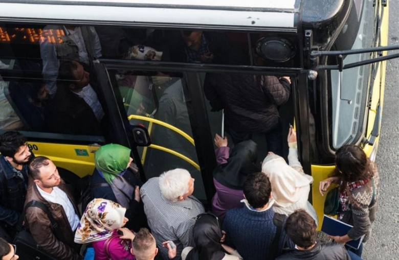 Avtobuslar tıxacda, sərnişinlər dayanacaqlarda qalıb