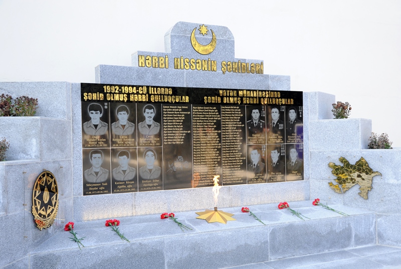 Şəhid abidələri hərbi ehtiram ənənələrini əks etdirir