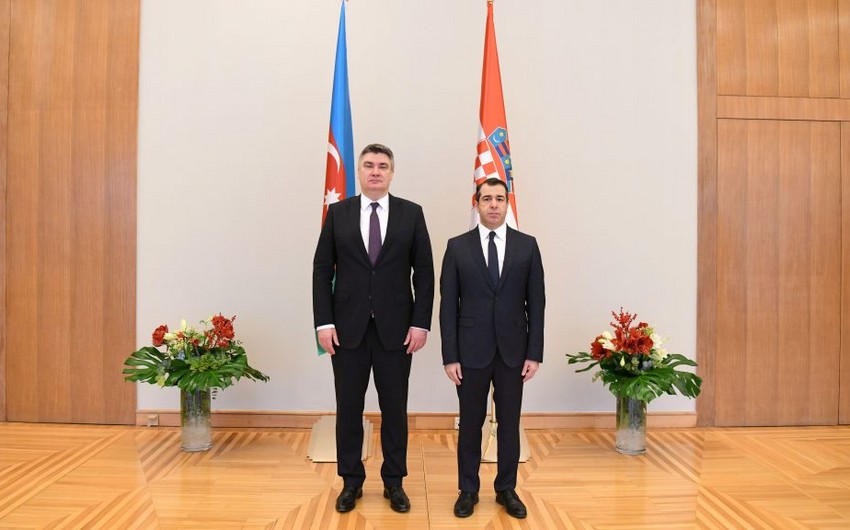 Azərbaycan səfiri etimadnaməsini prezidentə təqdim etdi 