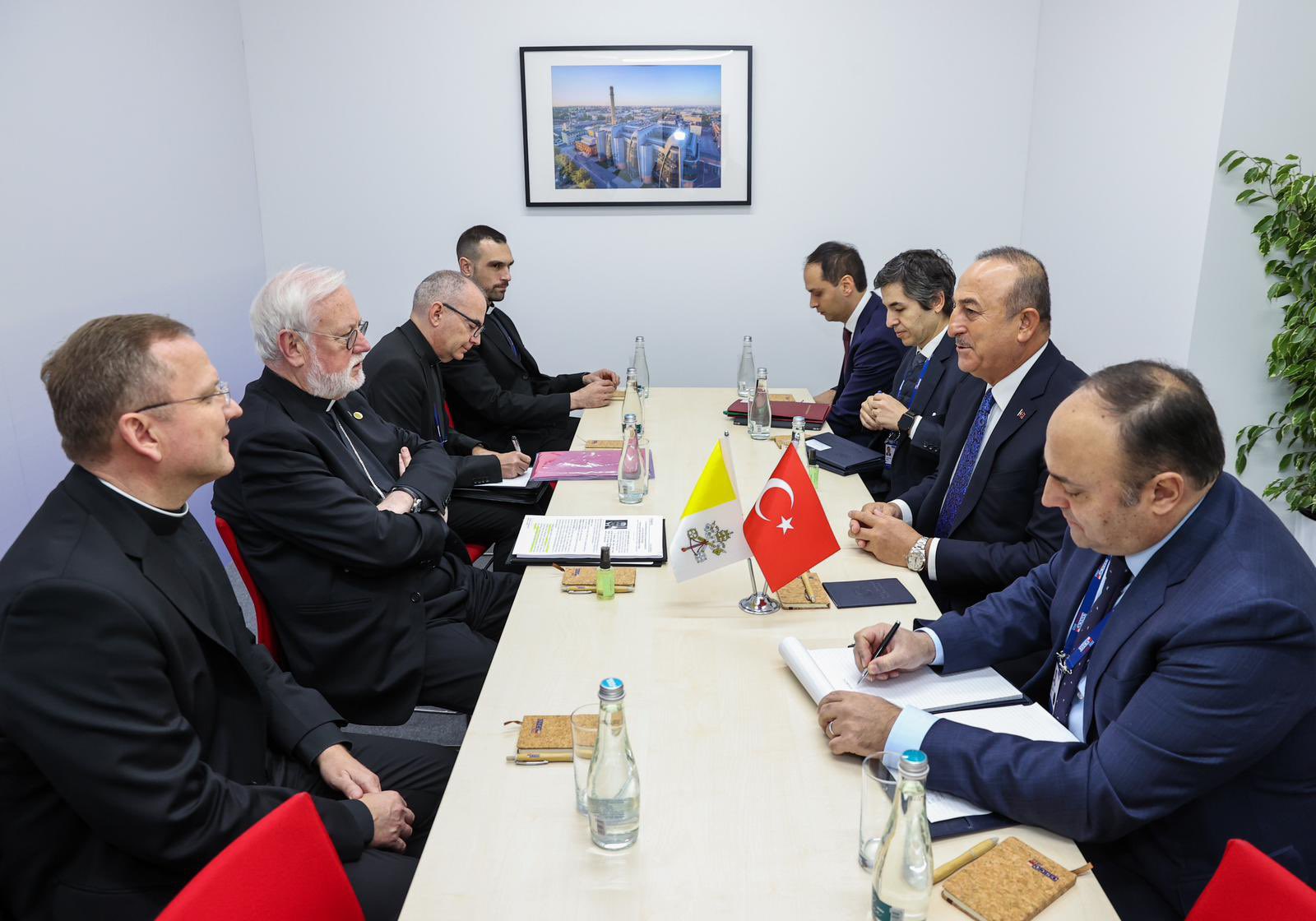 Çavuşoğlu həmkarı ilə Ukraynanı müzakirə etdi