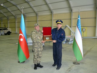 Ramiz Tahirov özbək generalı hərbi hissəyə apardı - FOTO