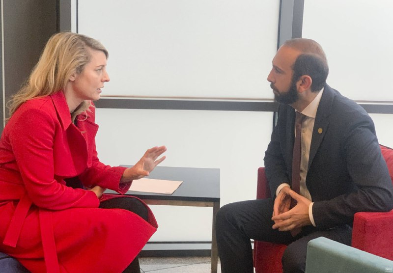 Mirzoyan kanadalı nazirlə Azərbaycanı müzakirə edib