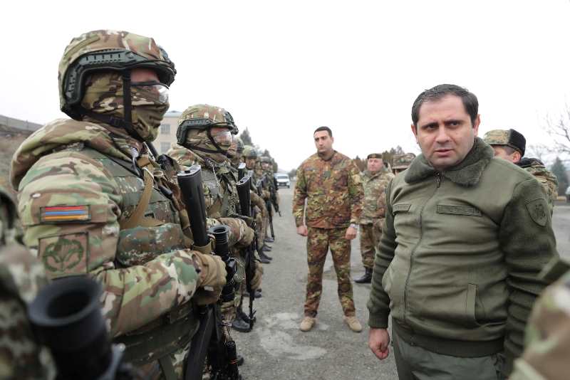 Ermənistanın müdafiə naziri hərbi hissələri gəzir