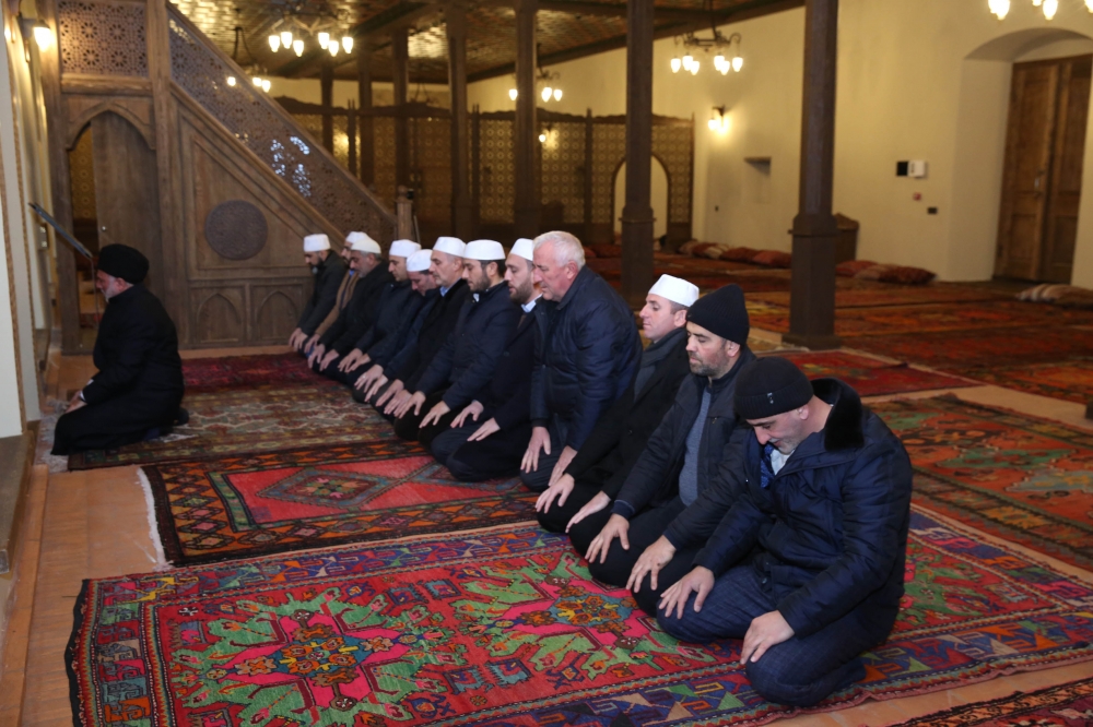 Prezidentin ziyarət etdiyi məsciddə 100 il sonra namaz qılındı