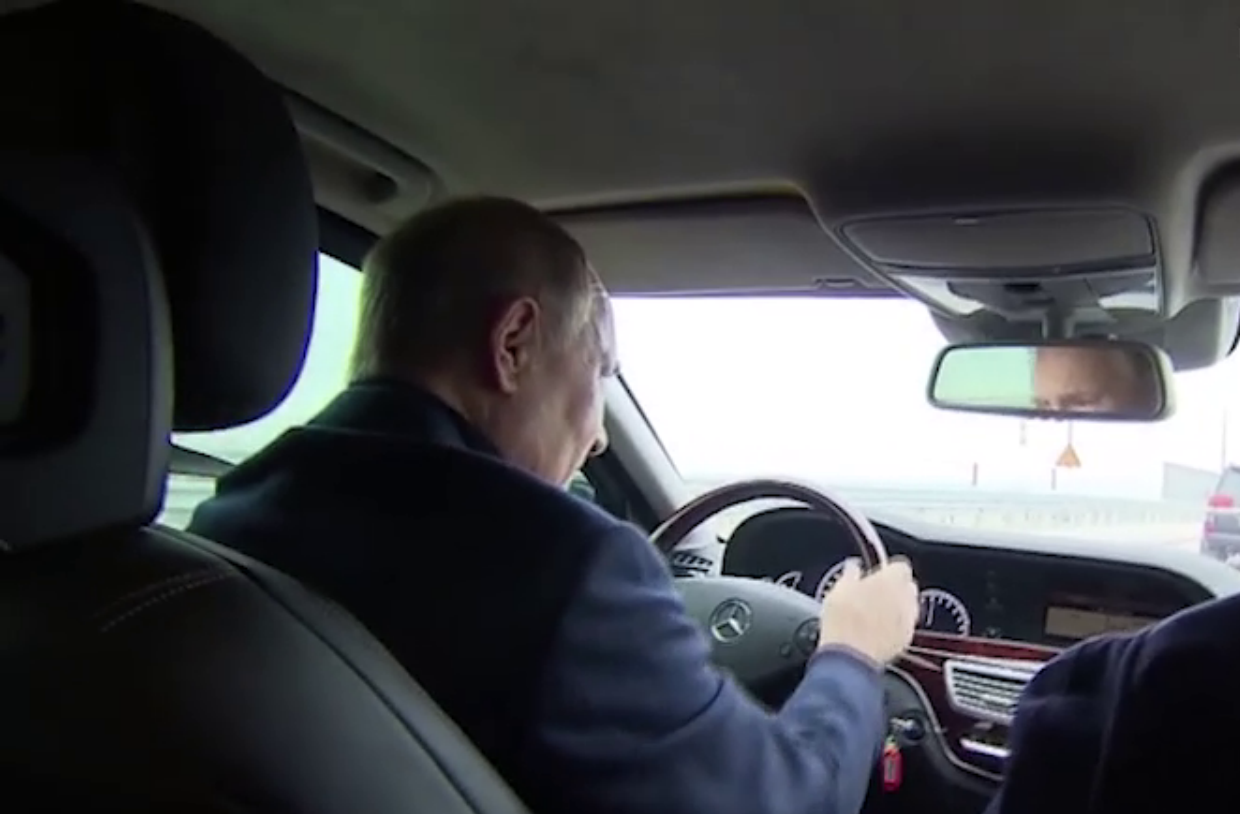 Putin “Mercedes”lə Krım körpüsündən keçdi - VİDEO