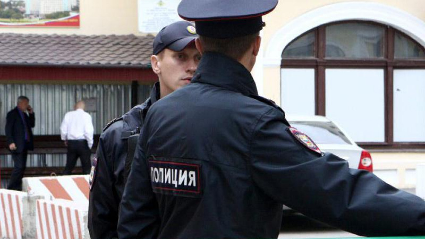Rusiyada naməlum şəxs polislərə atəş açdı