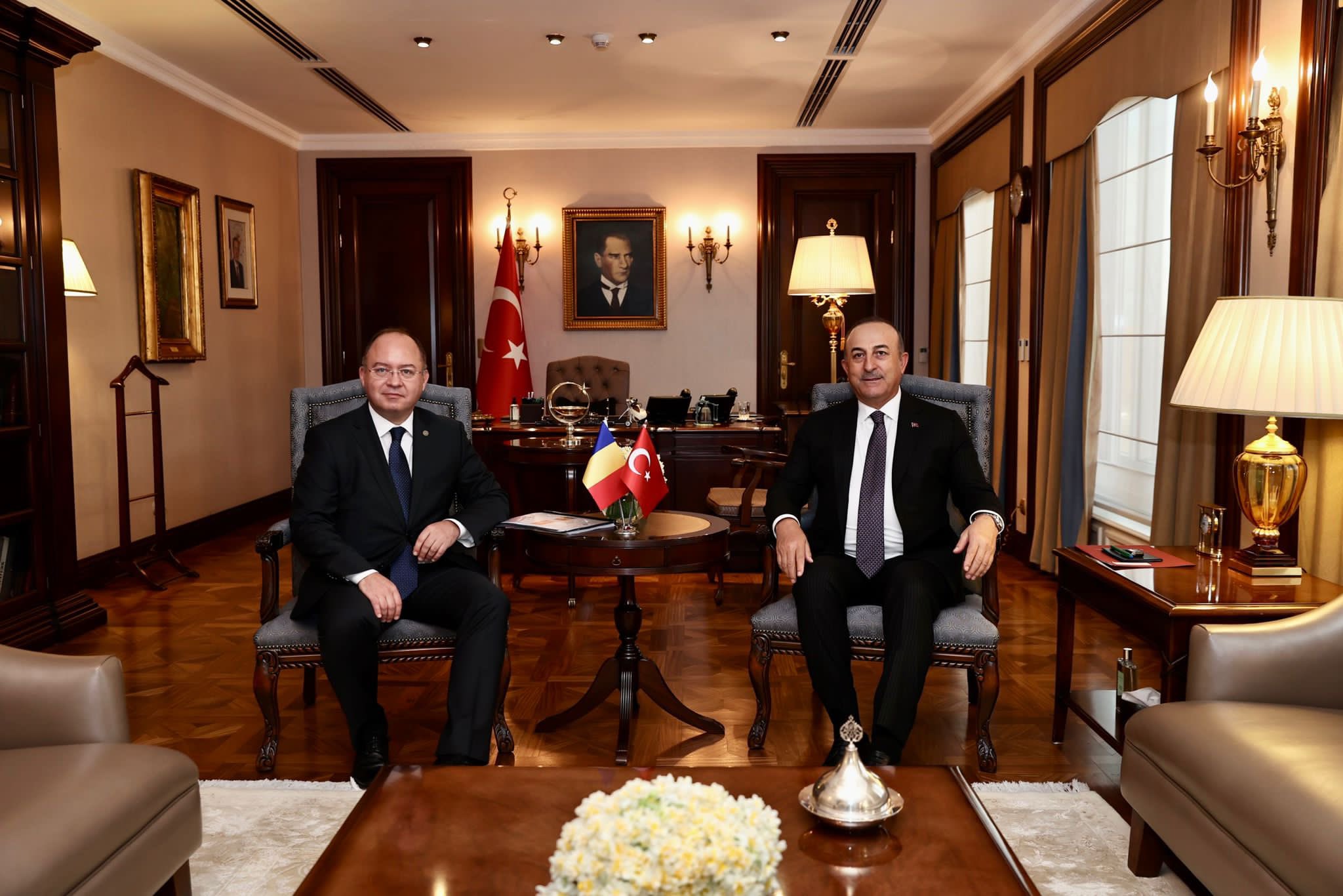 Çavuşoğlu rumıniyalı həmkarı ilə Ukraynanı müzakirə etdi