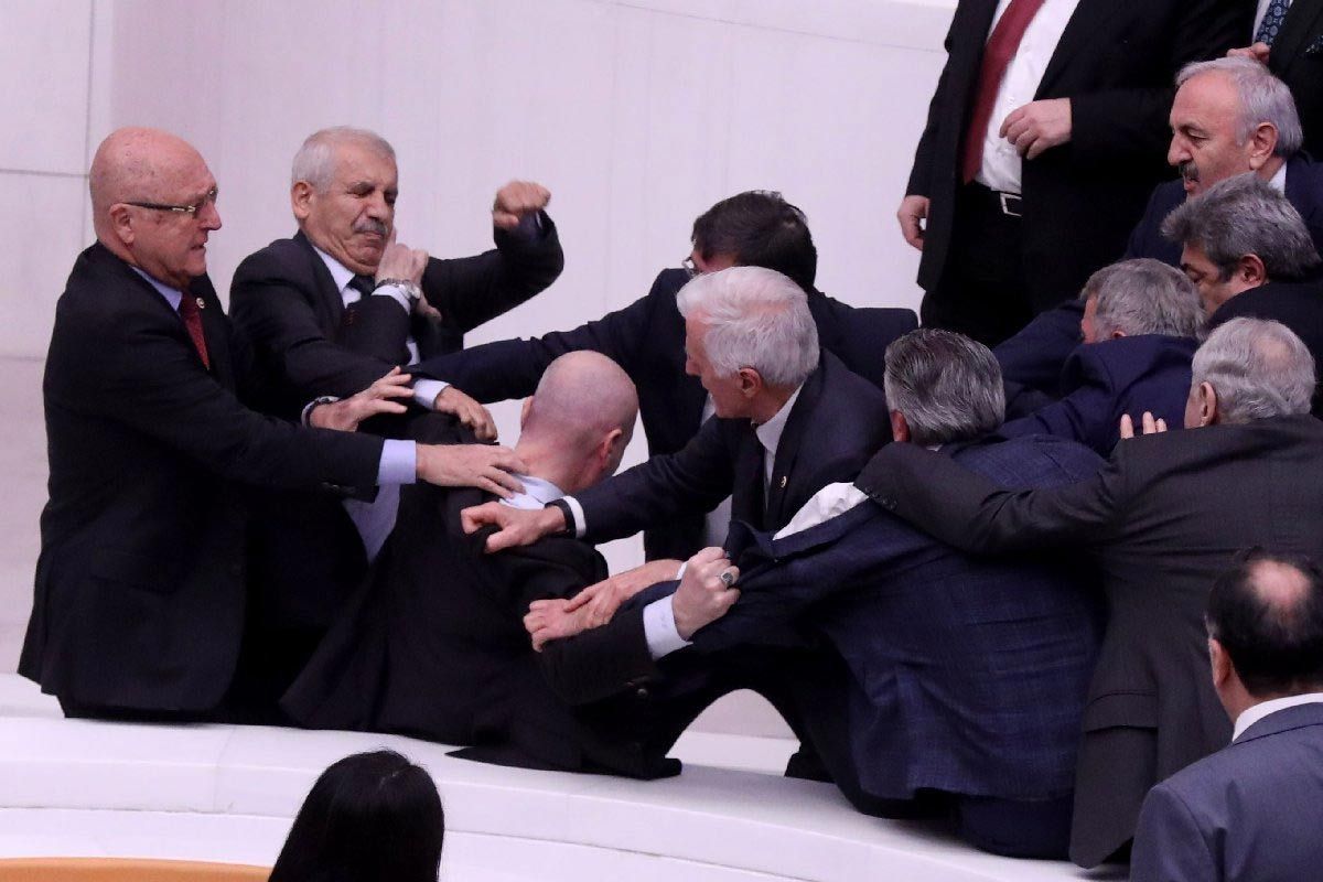 Türkiyə parlamentində dava: Deputat xəstəxanalıq oldu - VİDEO