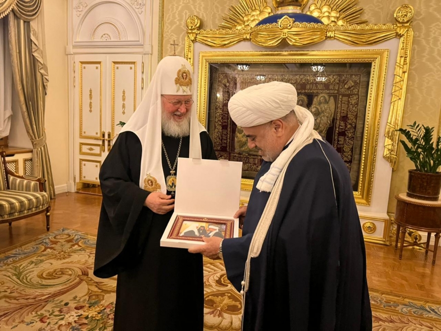 Allahşükür Paşazadə Kirillə hədiyyə apardı - FOTOLAR