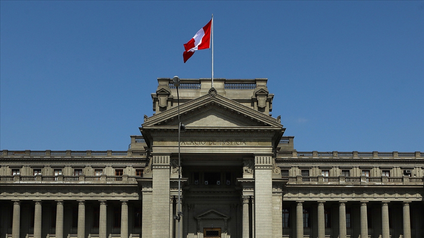 Peruda siyasi böhran - Nazirlər istefa verdi, parlament buraxıldı 