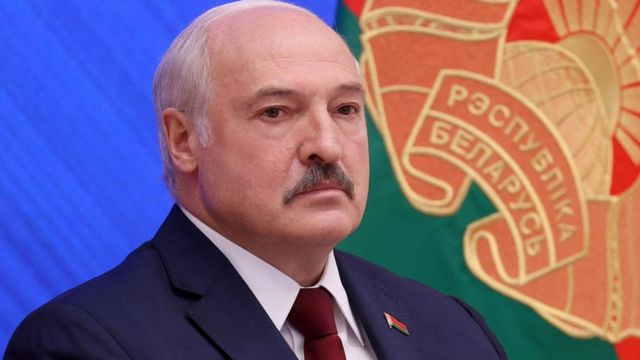 Lukaşenko minlərlə şəxsi əfv etdi