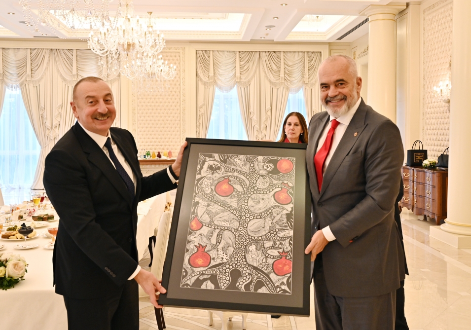 Prezident qızının çəkdiyi rəsm əsərini Baş nazirə hədiyyə etdi