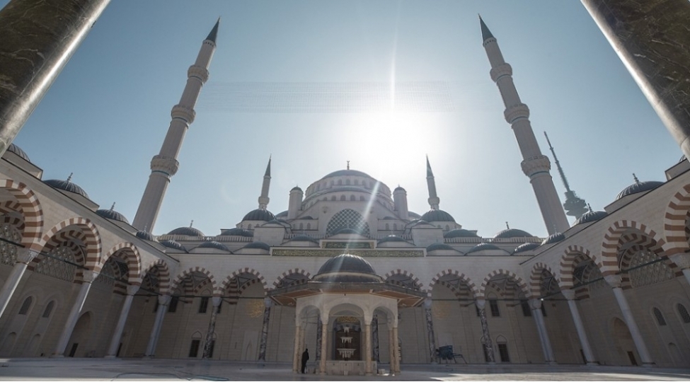 Axunddan iyrənc əməl - Məsciddə qadınla...