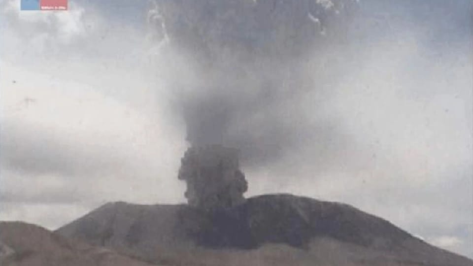 Vulkan püskürdü: 6 kilometrlik duman havaya yüksəldi