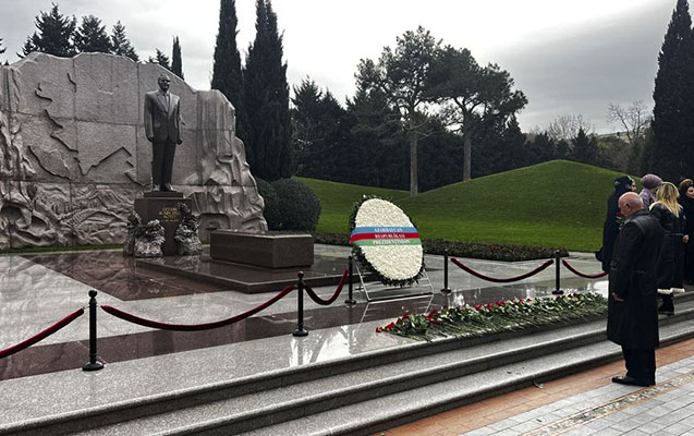 Əli İnsanov Heydər Əliyevin məzarını ziyarət etdi