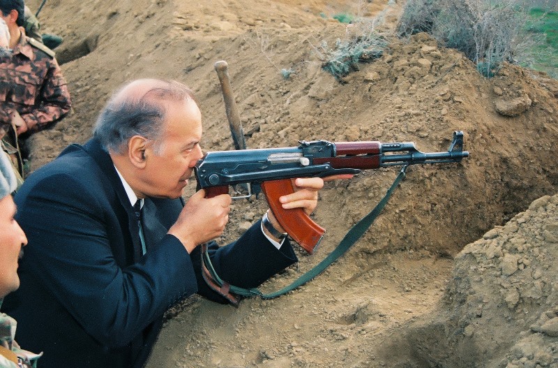 Bir şəklin tarixçəsi - Heydər Əliyev düşmənin 2 kilometrliyində... - FOTOLAR