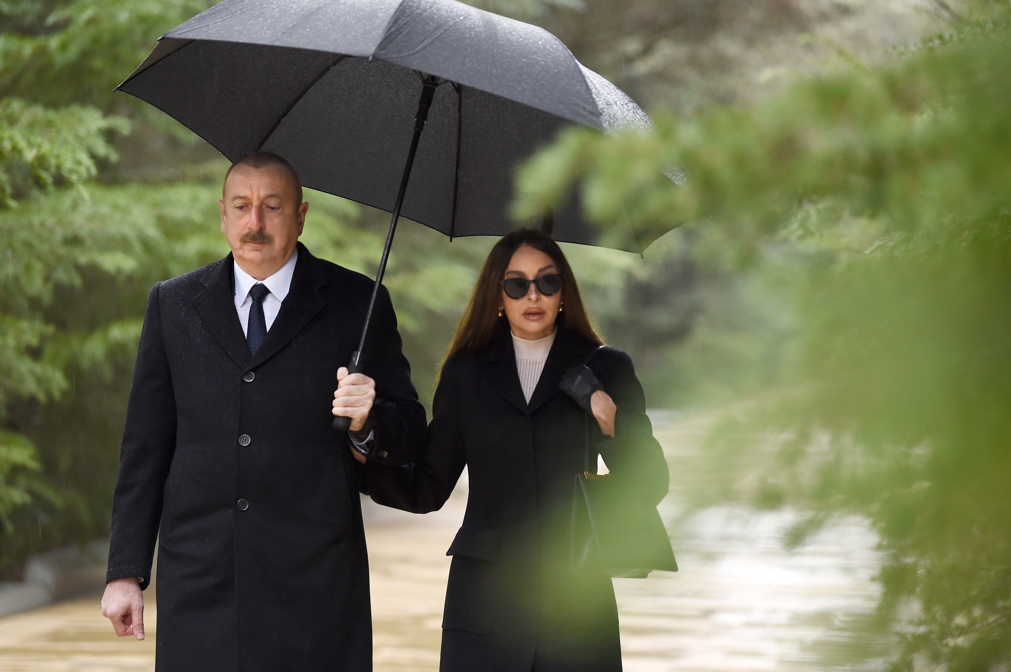 Prezident və xanımı Heydər Əliyevin məzarını ziyarət ediblər